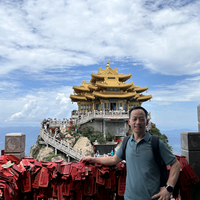 君跃举着红旗迎风飘头像