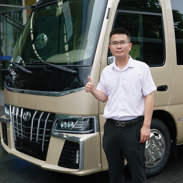 丰田考斯特海狮邵昂立头像