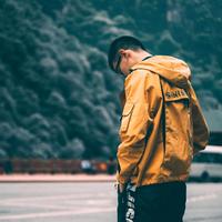碳酸氢伟头像