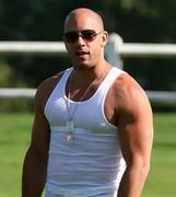 倒立洗头的猛男的个人资料头像