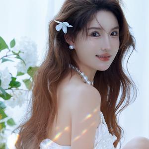 水中戏鸳鸯的伴友