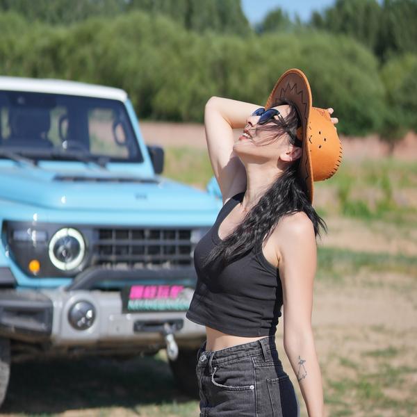 玩车的妮娜头像