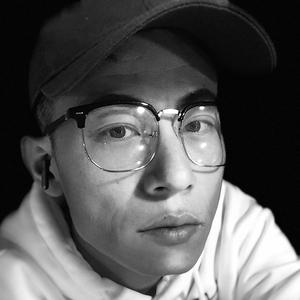 向右城长头像