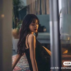 窗边的一弯月头像