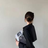 盛开在荆棘里的百合花头像