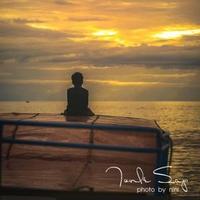 安静的坐在夕阳里头像