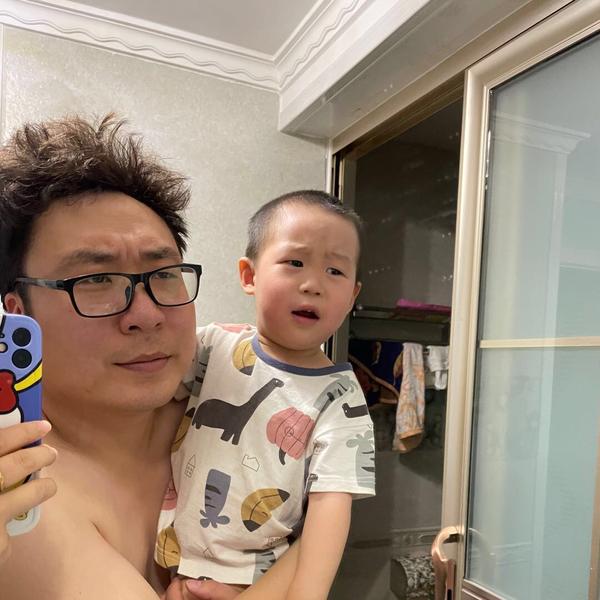 我家有个调皮精头像