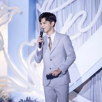 伟泽主持人头像