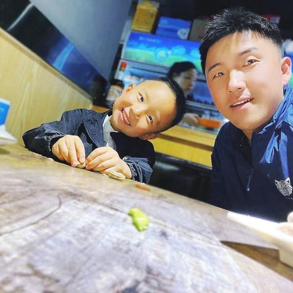 走着走着就吐了头像