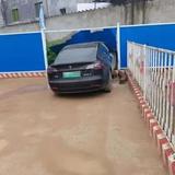 特斯拉车主欠教育头像