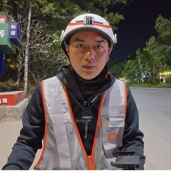 万能的小伍头像