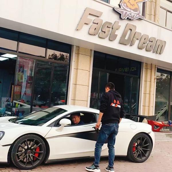 巡路小妖说车头像