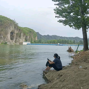 做缝纫的村姑头像