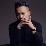 一个照相的农民工头像