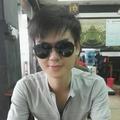 躲在墙角的银发少年头像